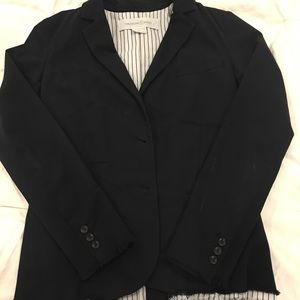 Trendy blazer with raw edges